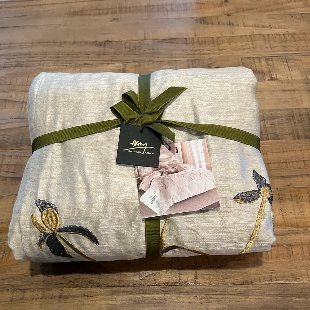 New. Michael Aram Iris Queen Duvet Cover.